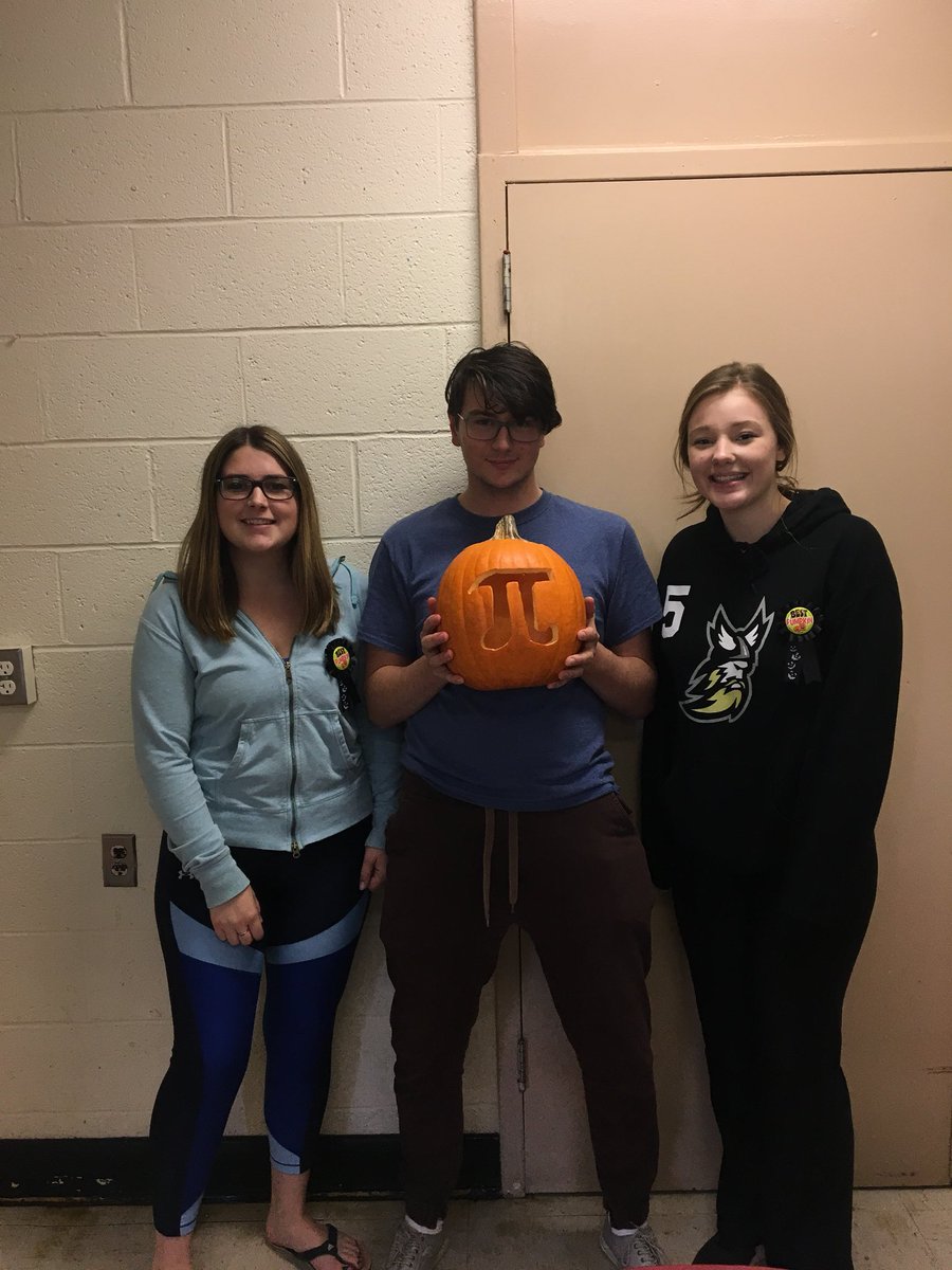 CouncilESDH's tweet image. Pumpkin carving went great!!🎃 Congrats to pumpkin pi(e) for winning best pumpkin!!