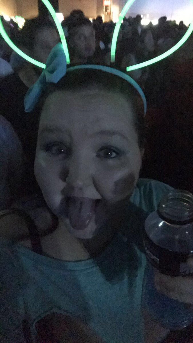 MissMandah's tweet photo. Still an hour until @deadmau5 comes on but @djcarnage is a beast. #cemeteryofsound #halloween #deadmau5 https://t.co/gEe24h6lGJ