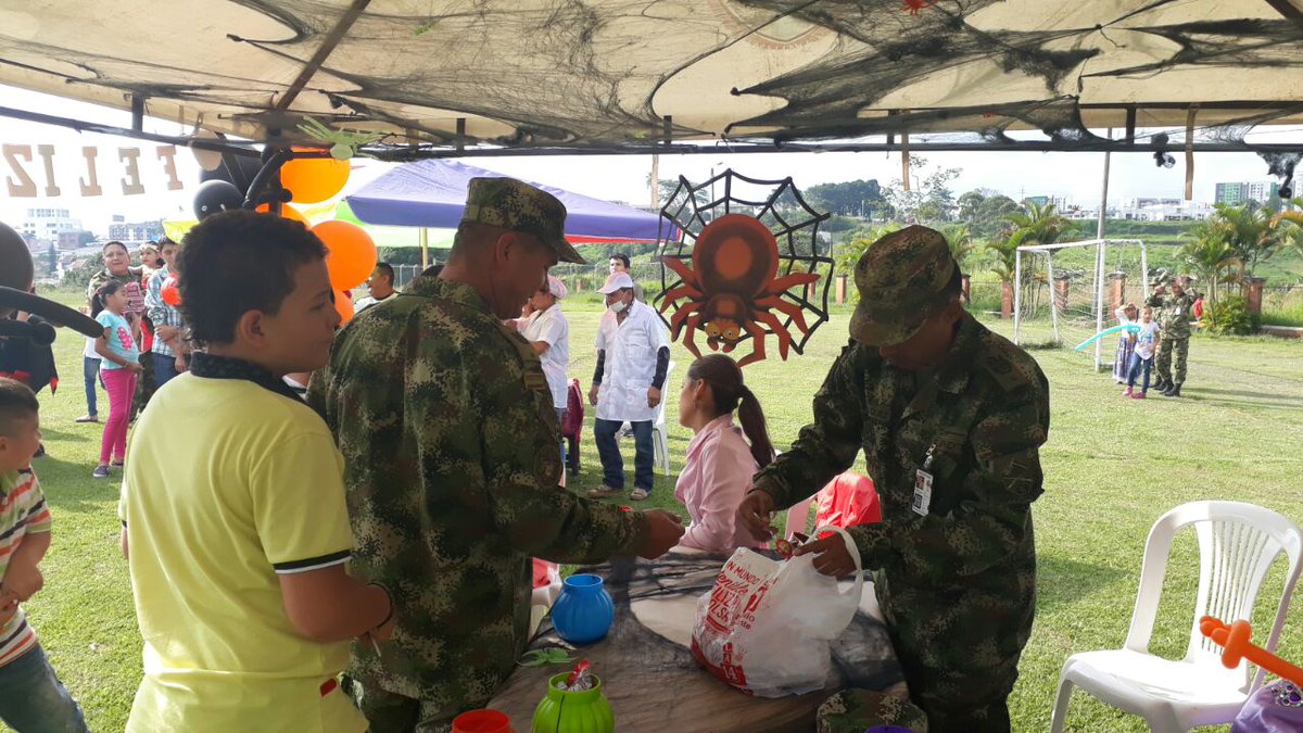 Ejercito_Div5's tweet photo. Héroes de nuestra Octava Brigada #BAMUR 5 celebraron el día del niño "día dulce" con actividades recreativas en instalaciones del #BASER. https://t.co/kNXXQcVyCd