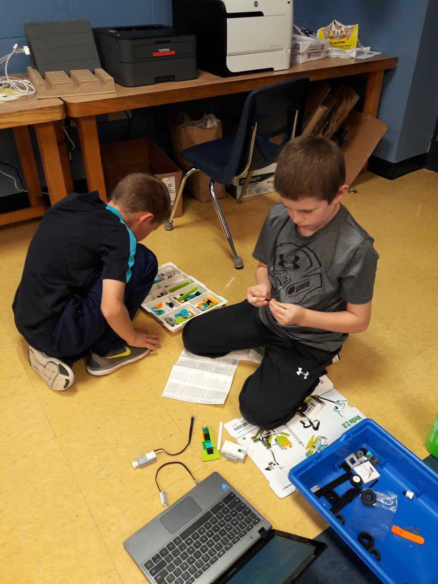 MrsMetcalfe208's tweet photo. Exploring Lego WeDo today! #rssthinktank #grade4fun https://t.co/TO2nolMzig