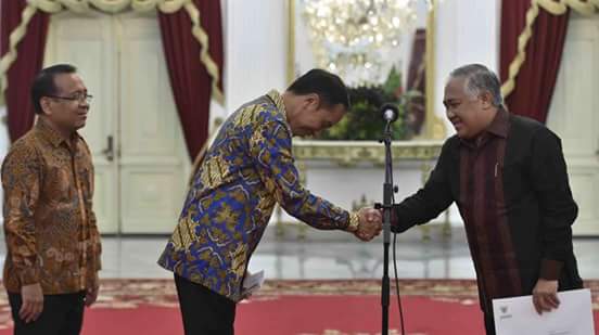 fadjroeL's tweet photo. Menghormati yg lebih senior, itulah ketulusan &amp; kerendahan hati Presiden @jokowi #SumpahPemuda2017  #KitaKerjaSama https://t.co/ftiItJ3DEy