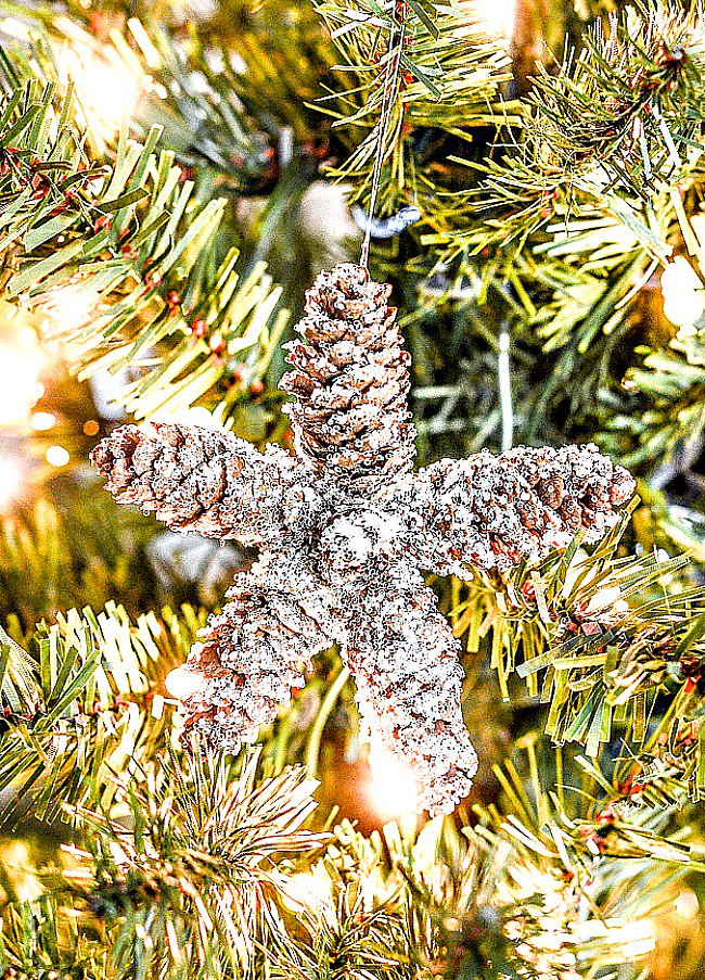 Love this sparkly pinecone star Christmas ornament!  Part of 31 Days Of Christmas Ornaments. bit.ly/2gK38Pi