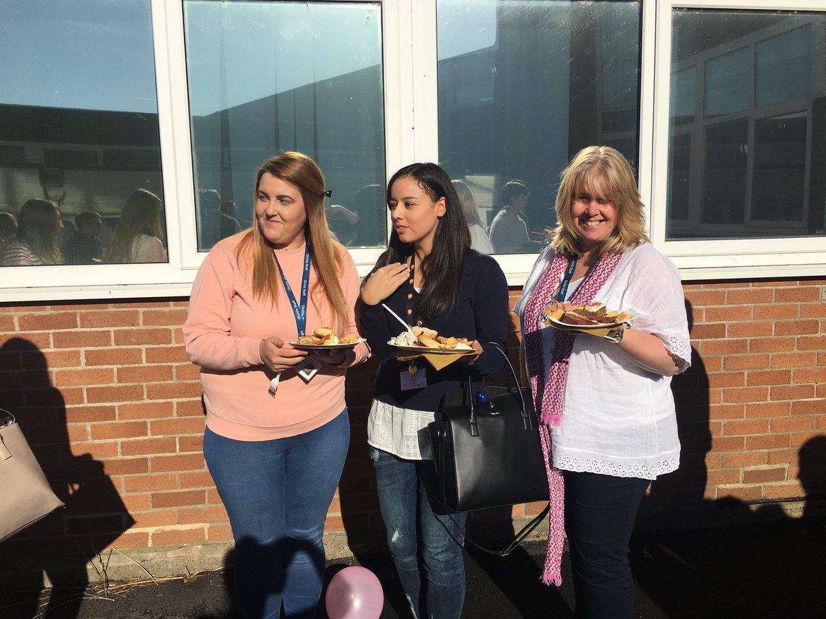 mflolchfa's tweet photo. Olchfa staff supporting charity #team #olchfa @Olchfaschool #letsmakeadifference #charity #cancer #cancerresearch https://t.co/wAC3qRQ9eE
