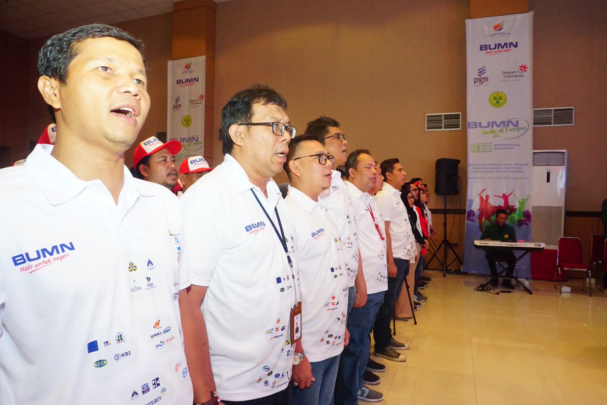 TelkomIndonesia's tweet photo. Para tamu acara #BUMNHadirdiKampus sedang menyanyikan lagu Indonesia Raya untuk membuka acara ini. #SumpahPemuda https://t.co/hxlxCbwBXS