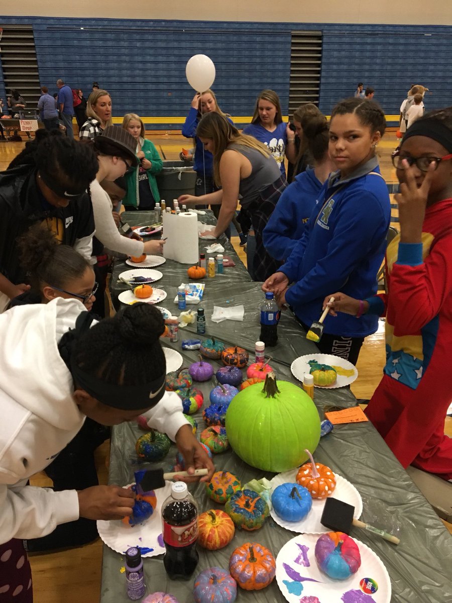 DNHSSC's tweet photo. Some late uploads from our Fall Festival Fun Night! We collected over $120 and 400 cans. Thank you to everyone that came!💙🐯🎃 #QCSHD https://t.co/Iv3xDlAGt9