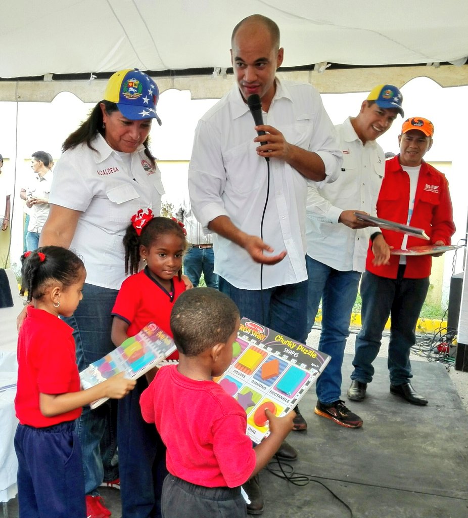 HectoRodriguez's tweet photo. Entregamos útiles escolares a nuestros niños y niñas de la Escuela Bolivariana de #Chirimena. Vamos a garantizar la mejor educación! https://t.co/LS3pSIesTZ