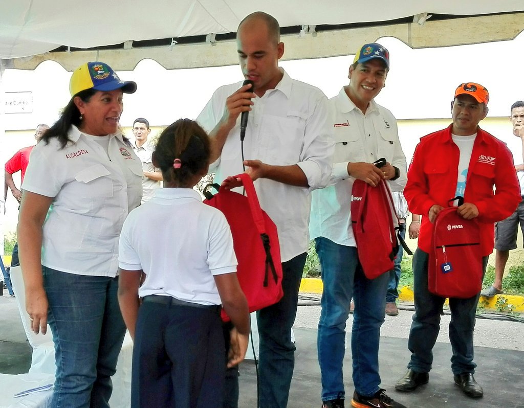 HectoRodriguez's tweet photo. Entregamos útiles escolares a nuestros niños y niñas de la Escuela Bolivariana de #Chirimena. Vamos a garantizar la mejor educación! https://t.co/LS3pSIesTZ