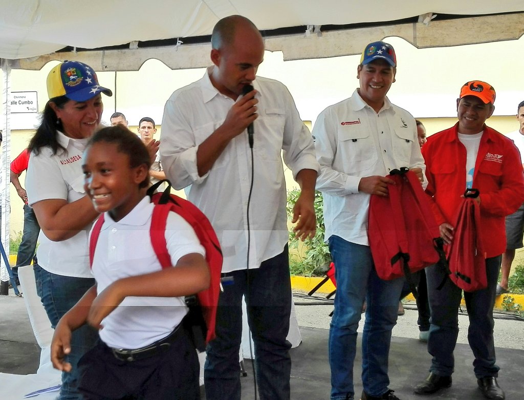 HectoRodriguez's tweet photo. Entregamos útiles escolares a nuestros niños y niñas de la Escuela Bolivariana de #Chirimena. Vamos a garantizar la mejor educación! https://t.co/LS3pSIesTZ
