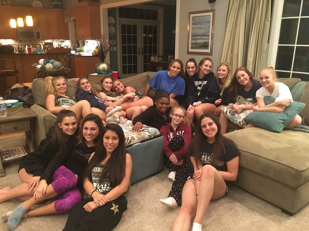 Thomascheer's tweet photo. Sleep well Titans - tomorrow is the day you’ve been working for 😎. #sectionalsdinner #labellavita #delish #livingthedream https://t.co/ljrJK5p9Cy