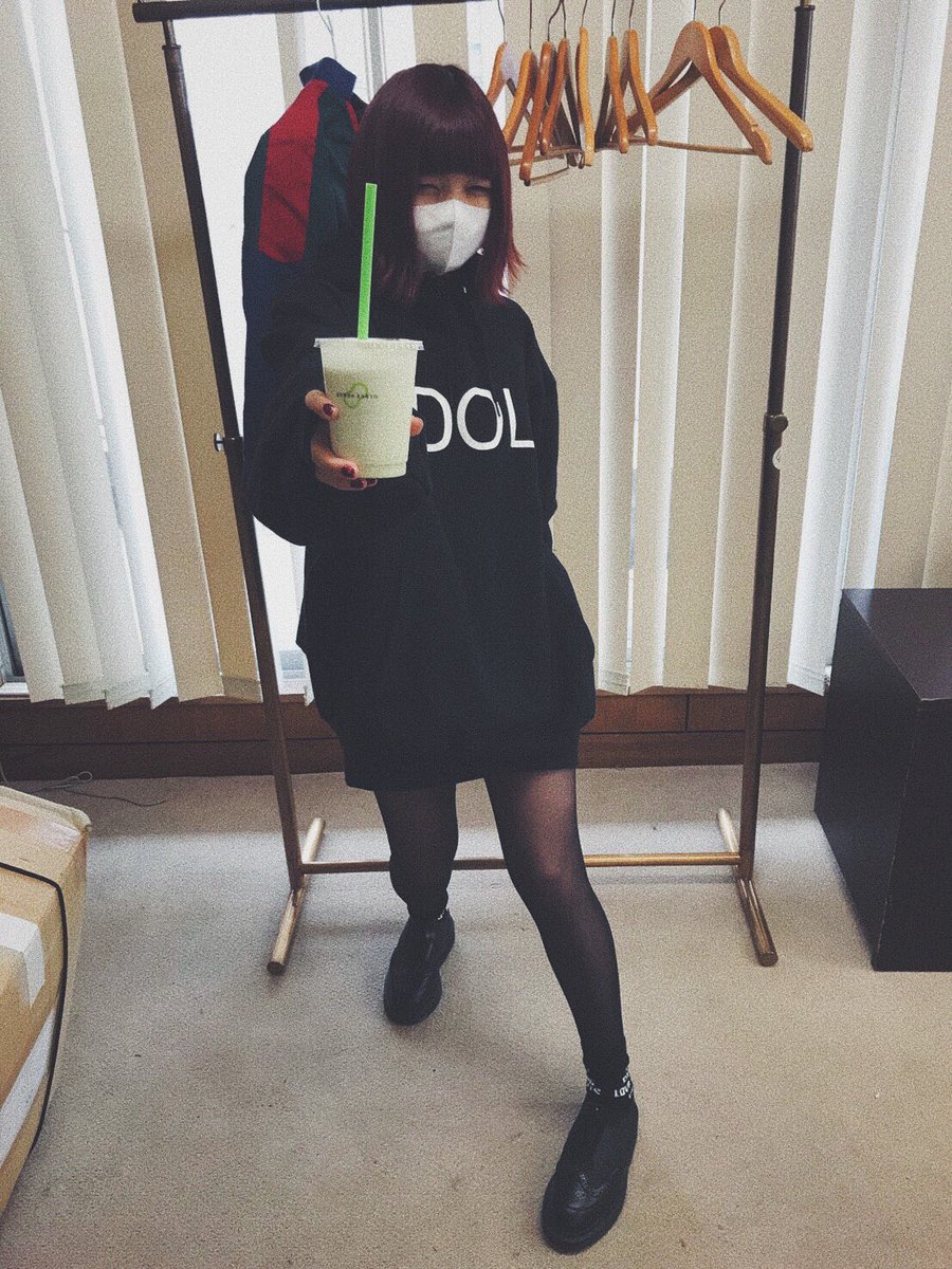 通販のみで受注生産受付中の ちゃんぴおんIDOLパーカー。 わしはXL着て