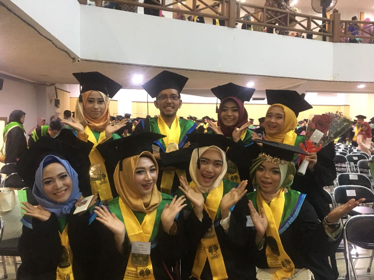 Happy Graduation cah, Teman berjuang revisi satu revisi semua, sidang satu sidang semua, wisuda satu wisuda semua 😊