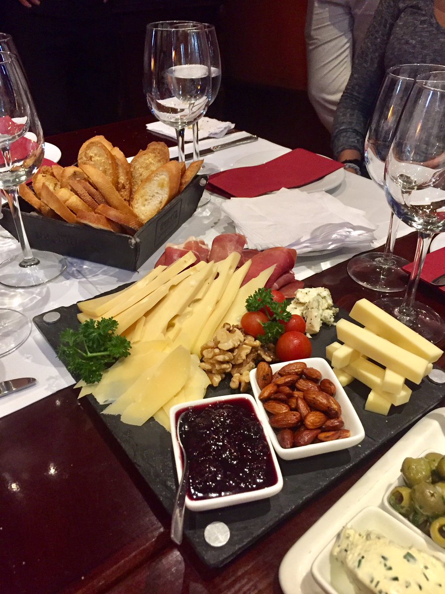 cath_bour's tweet photo. Degustando #vinosargentinos en #FrancisRestaurant
#BodegaFinDelMundo @tintonegro @bodegatapiz 🙏🙌🍷
Gracias #GabrielBellón por la degustación https://t.co/5Sy8vym8iL