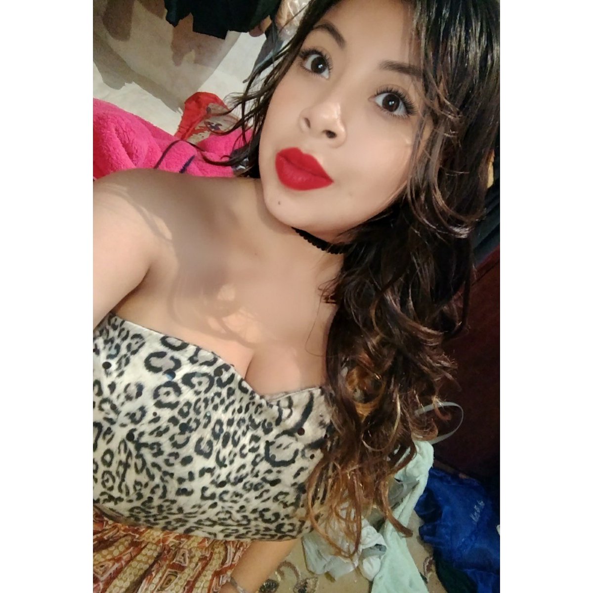HiridiaT's tweet photo. Se preparó, se puso linda, a su amiga llamaba
Salió de rumba, nada le importó
Porque su novio a ella la engañaba🎶 #vamonoos 🤰♥️ https://t.co/lfxi4vaIOR