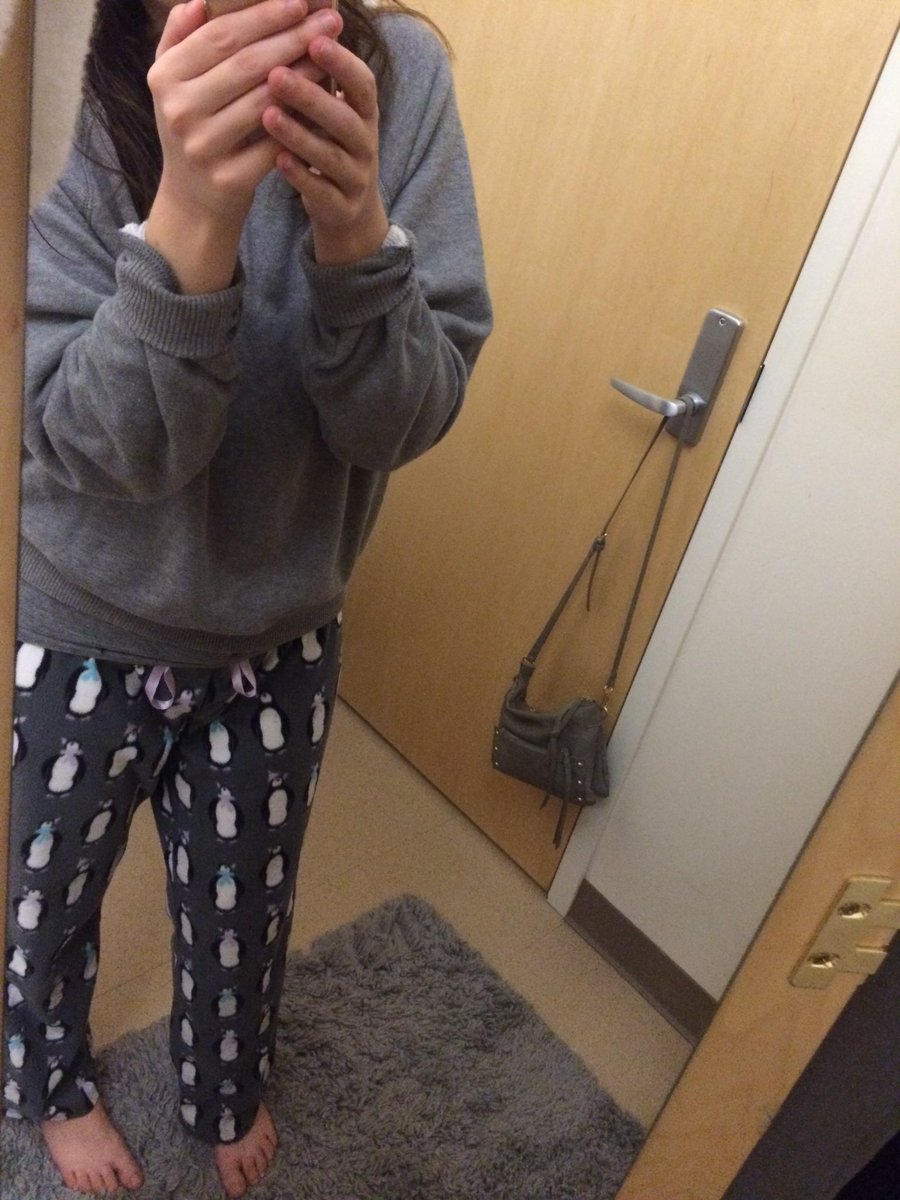 gilIianandersin's tweet photo. settling in for the night, bless up https://t.co/oxvLFAZVH1