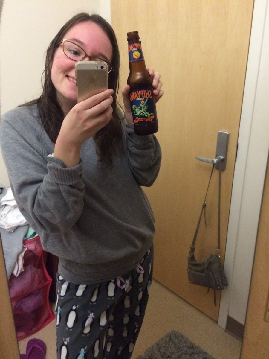 gilIianandersin's tweet photo. settling in for the night, bless up https://t.co/oxvLFAZVH1