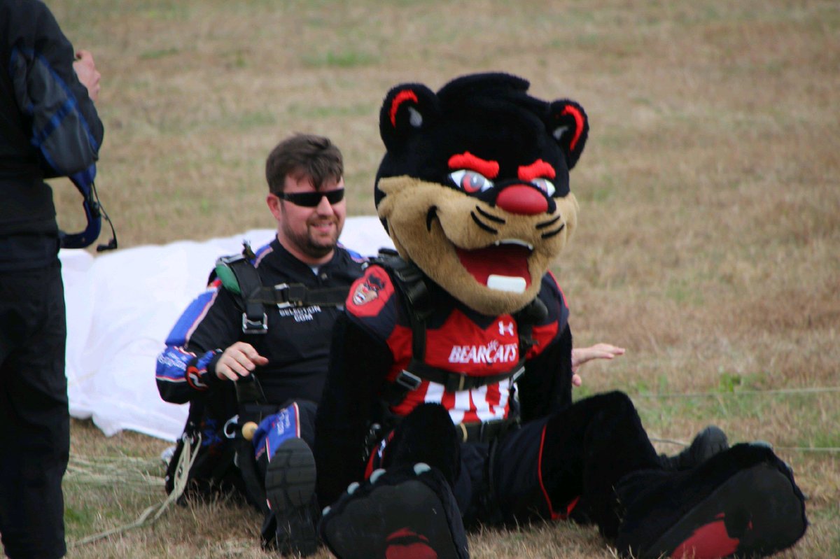 teamfastrax's tweet photo. Itβs @TheCincyBearcat coming in for a landing after a great skydive @StartSkydiving. #GoBearcats https://t.co/19d5vImhOj