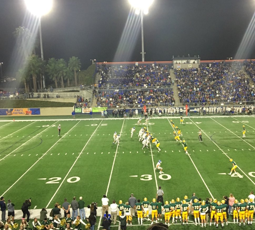 EdisonChargers's tweet photo. ⚡️🏈 #ProudToBeACharger #beatFV #BellGame2017 https://t.co/YjncBfkyZ8