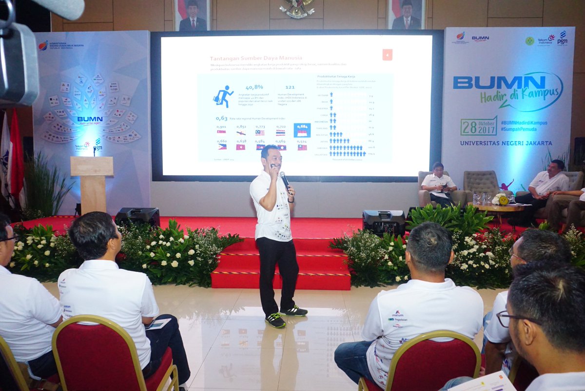 TelkomIndonesia's tweet photo. Masih dalam sesi pemaparan materi oleh Deputi @KemenBUMN @HarryKuffal #BUMNHadirdiKampus #SumpahPemuda https://t.co/50j8WBuLOu
