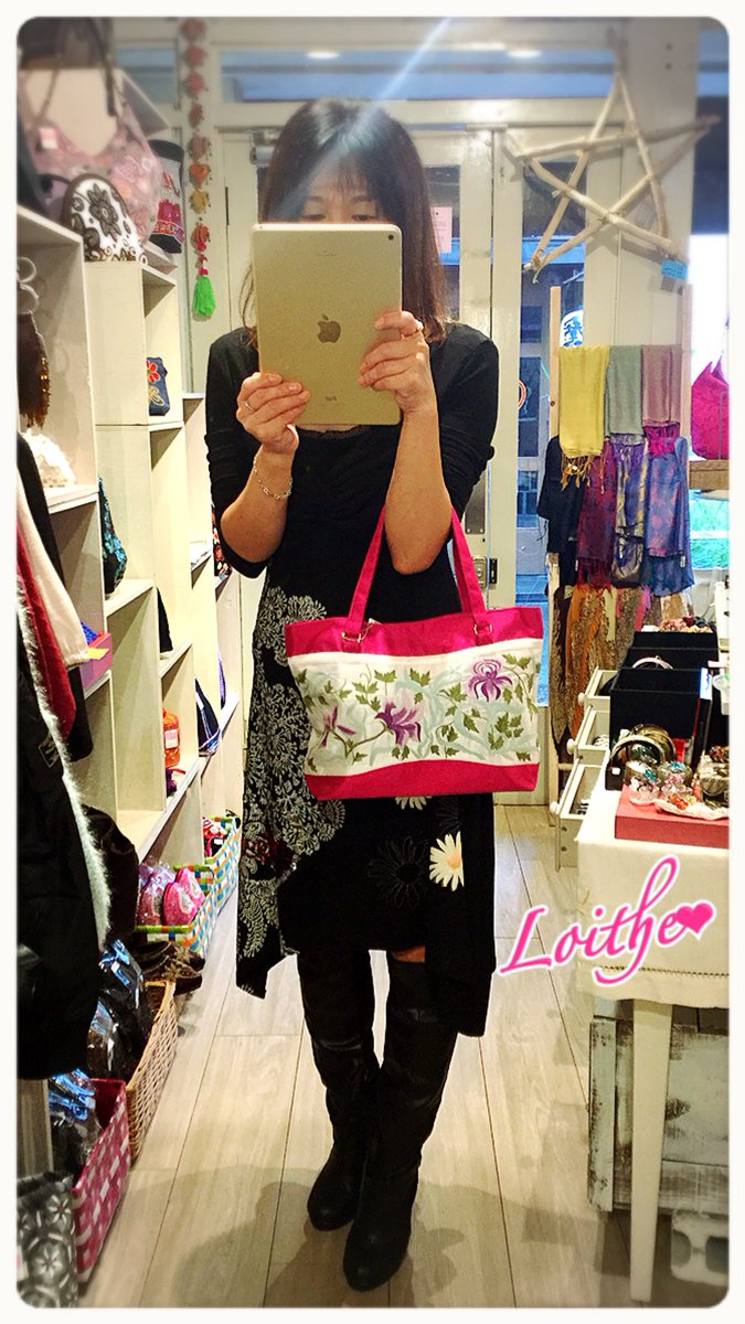 西新ロイテ最後の週末は、雨☔️
19時まで営業しますので、どうぞお越しください。

ピンクと白のシルクに美しいハンドメイド刺繍バッグ
税込¥3900

Beautiful handmade embroidered silk handbag.