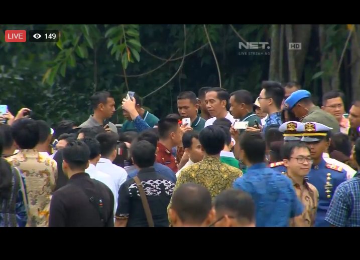 Official NET News (@officialnetnews) on Twitter photo Sesi Wefie Presiden <a href="/jokowi/">Joko Widodo</a> bersama pemuda-pemudi yg hadir pd perayaan Sumpah Pemuda 2017 di Istana Bogor, Jabar #kitatidaksamakitakerjasama Sesi Wefie Presiden <a href="/jokowi/">Joko Widodo</a> bersama pemuda-pemudi yg hadir pd perayaan Sumpah Pemuda 2017 di Istana Bogor, Jabar #kitatidaksamakitakerjasama