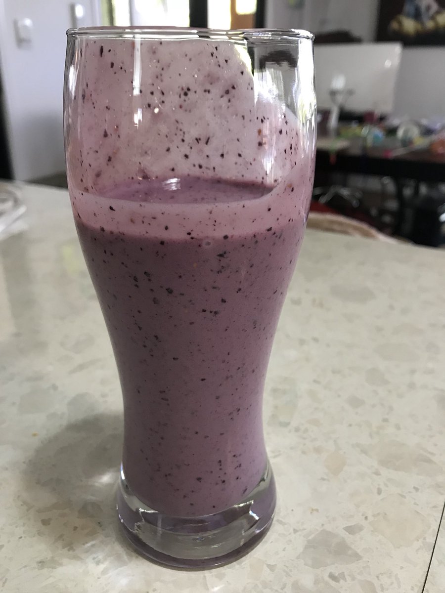 Berry goodness!! Glass full of goodness! #lovebunch #nevertoolate #smoothie #fattofit #bodytransformation #berrygoodness