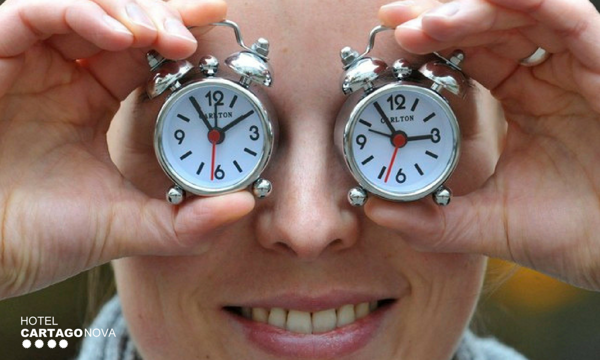 HCartagonova's tweet photo. Recuerda, la madrugada del sábado 28 de octubre al domingo 29, cambio de horario; esta vez habrá que atrasar las manecillas del reloj ⏰⏰ https://t.co/MkOmw5B9f7