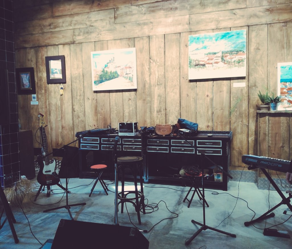 Ya en #LaFábricaDeLaImagen en #Sada, a las 14h concierto en acústico y en un sitio espectacular, q mejor plan para una mañana de sábado? :)