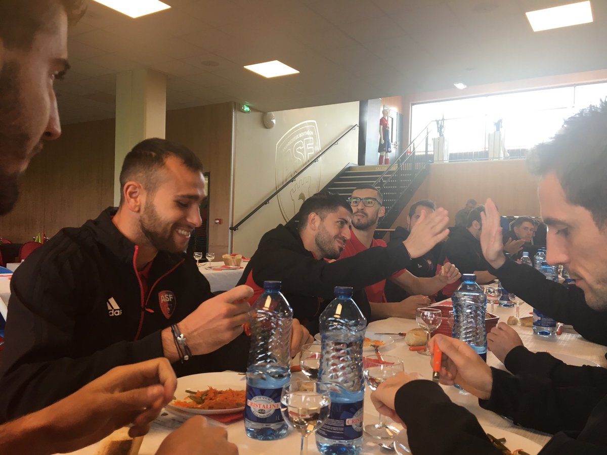 andrezieuxbthfc's tweet photo. #ASFFCA l’heure du repas pour les hommes de Romain Revelli avant ASF vs Annecy #National2🏆 #TeamASF 🔴🔵 https://t.co/o7cvh9mWEj