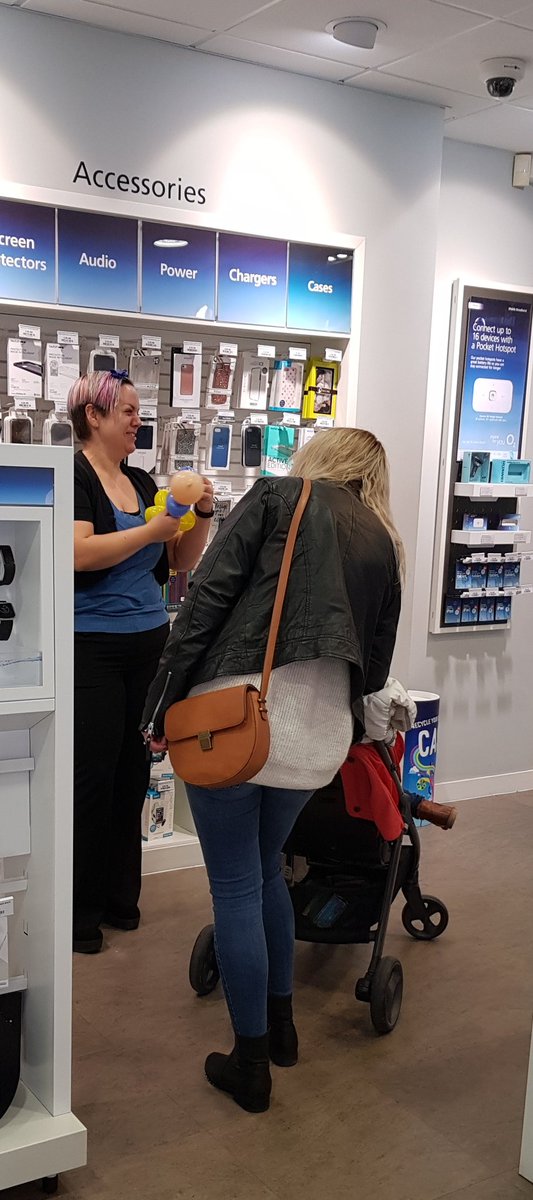 Balloon modelling and free sweets <a href="/o2/">O2</a> in <a href="/CrossgatesSC/">Crossgates Shopping</a>