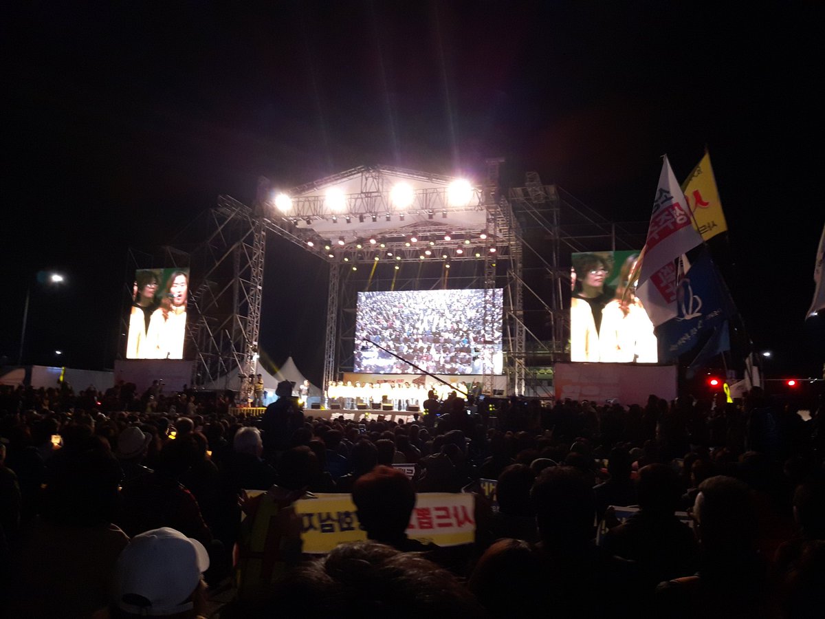 jontlee66's tweet photo. 광화문 촛불 1주년 https://t.co/mXkfj7ilky
