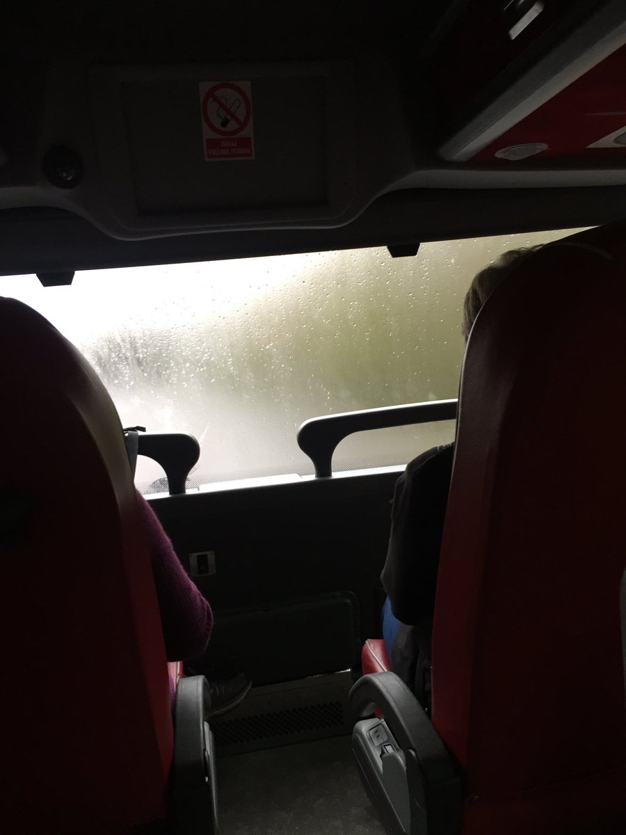 T_Kozubek's tweet photo. Dopłać do biletu w pierwszej lidze, żeby popatrzeć sobie na drogę.
#Polskibus #dobrzewydanyhajs #nicniewidac #dodiaska https://t.co/x4b3srpKXX