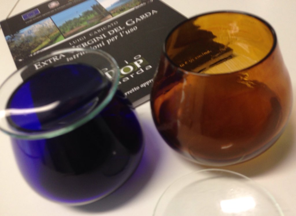 NadiaToppino's tweet photo. Fase #degustazione con tanto di #strippaggio #olioturri #oliodopgarda #oliodop @oliogardadop #frantoiaperti #aifb #mela #olio #consorzio https://t.co/7iodFkiRDU