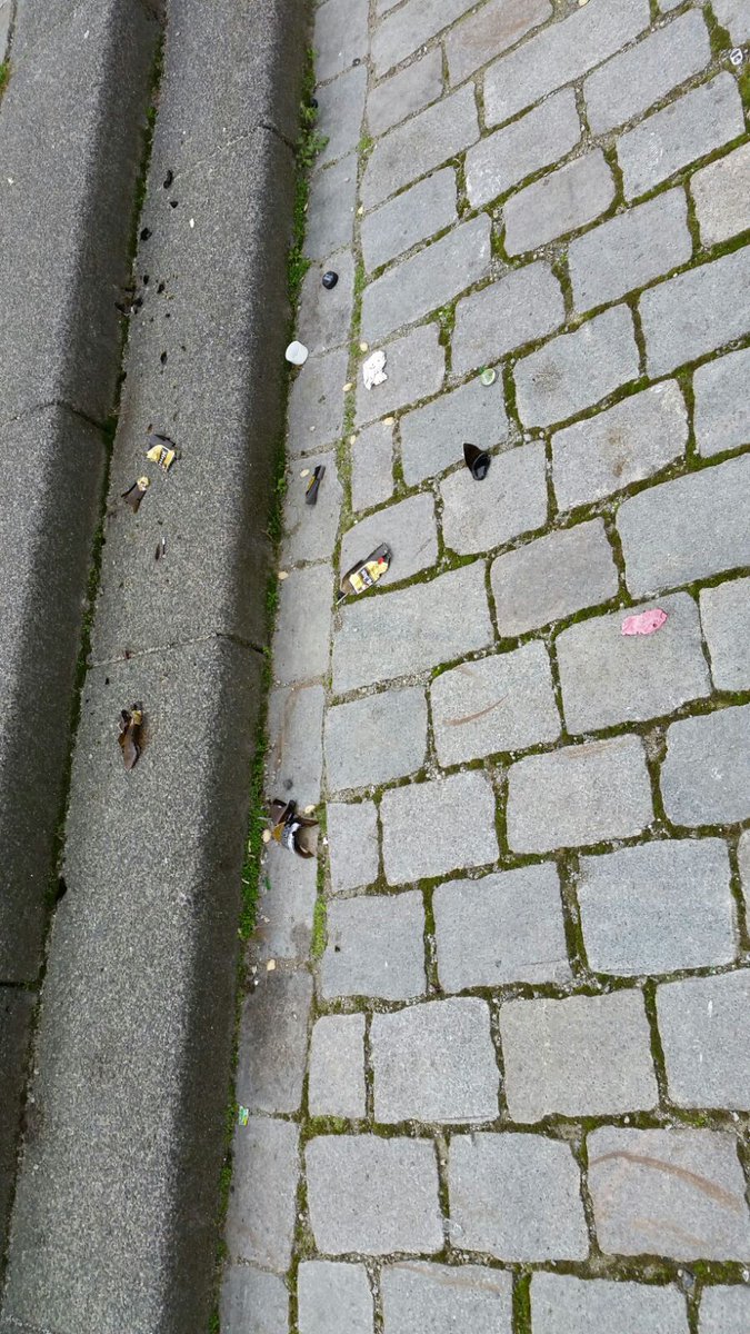 CoffeeandSo's tweet photo. @GemeenteDenHaag @PolScheveningen 
Ondersteuning gewenst. Dagelijks kost inmiddels. Voorbijgangers worden bekogeld. Kapitein de Rijkplein. https://t.co/Lxs5VpR75H