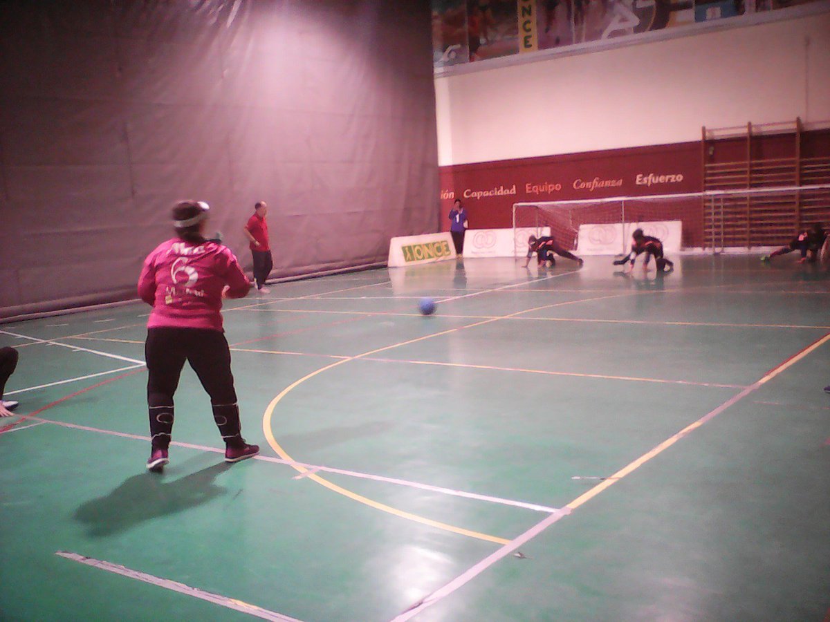 MadridMasIdeas's tweet photo. Suerte dispar en el partido inicial del #XIIMemorialDM: el B perdió 0-8 con #Gipuzkoa y el A ganó 9-3 con @A_Itxaropena. https://t.co/S21hJuXrxj