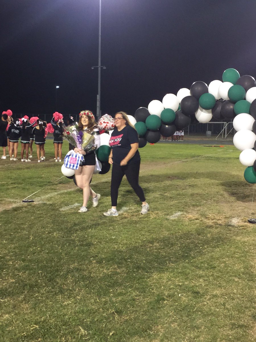 bbgshelbs's tweet photo. Senior Night c/o ‘18 💚🖤🎀 https://t.co/QUBdCG1KSq