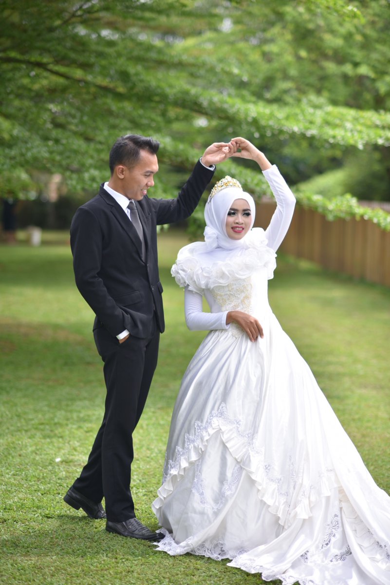 2T_arifin's tweet photo. Two becomes one 😘
#prewedding  #lovelive #wedding https://t.co/ldPYdfxQrx