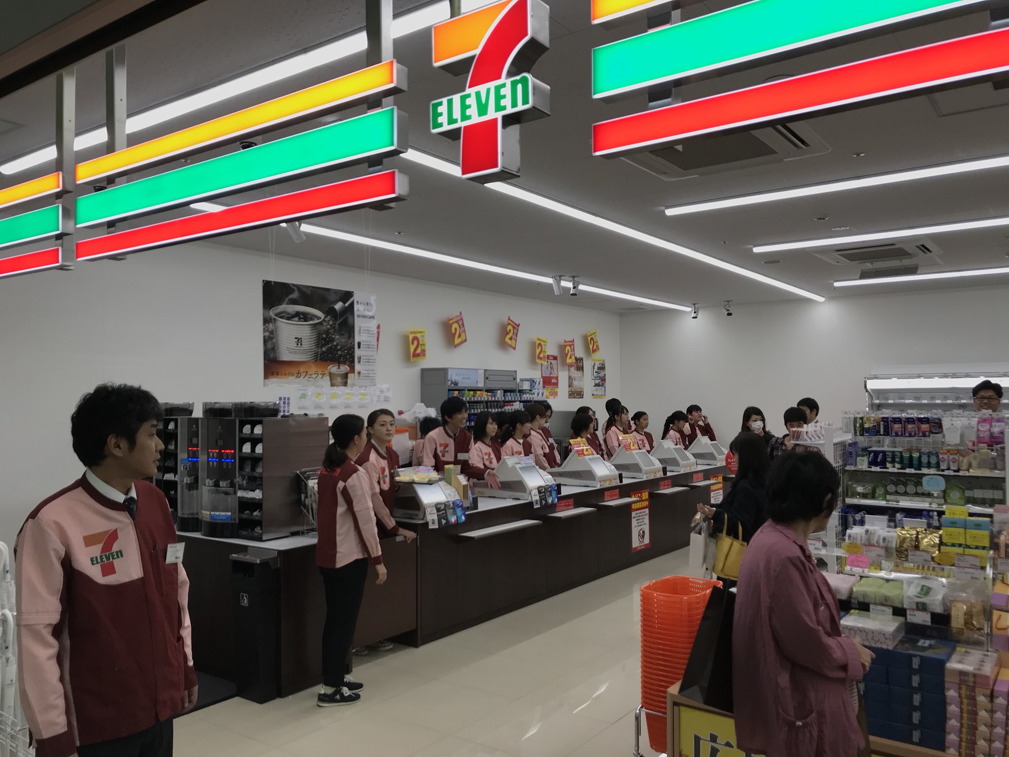 このセブンイレブンの店員が多すぎる シフトミスとしか考えられない 話題の画像プラス このセブンイレブンの店員が多すぎる シフトミスとしか考えられない 話題の画像プラス