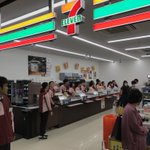 このセブンイレブンの店員が多すぎる!シフトミスとしか考えられない!