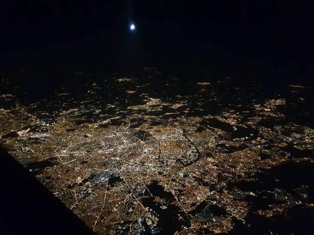 apilotsview's tweet image. Paris by night from 38,000&apos;.
You can clearly see the Eiffel Tower.

#apilotsview