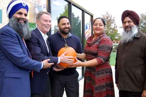 yespunjab's tweet photo. #Indianapolis Mayor #JoeHogsett inaugurates #ezMARKET established by #Khalsa's GKS Investments
https://t.co/Tix2XXML69 https://t.co/vnSAtoDHFv