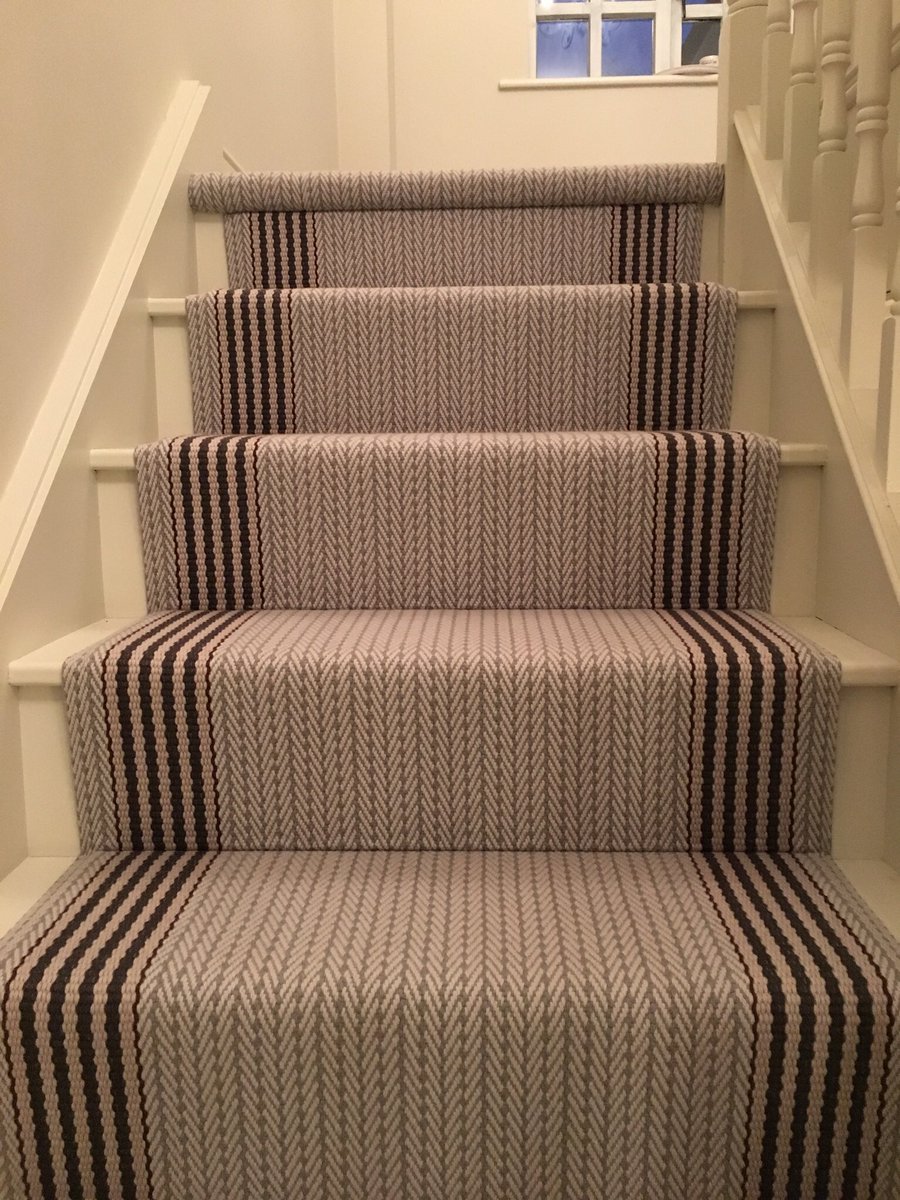 SDScarpets's tweet photo. Well a challenging job with a large mitre over 3widths. Fabulous finish by the UK leading installers @Roger_OatesUK #sewn #weave #designer https://t.co/linYcoujQX