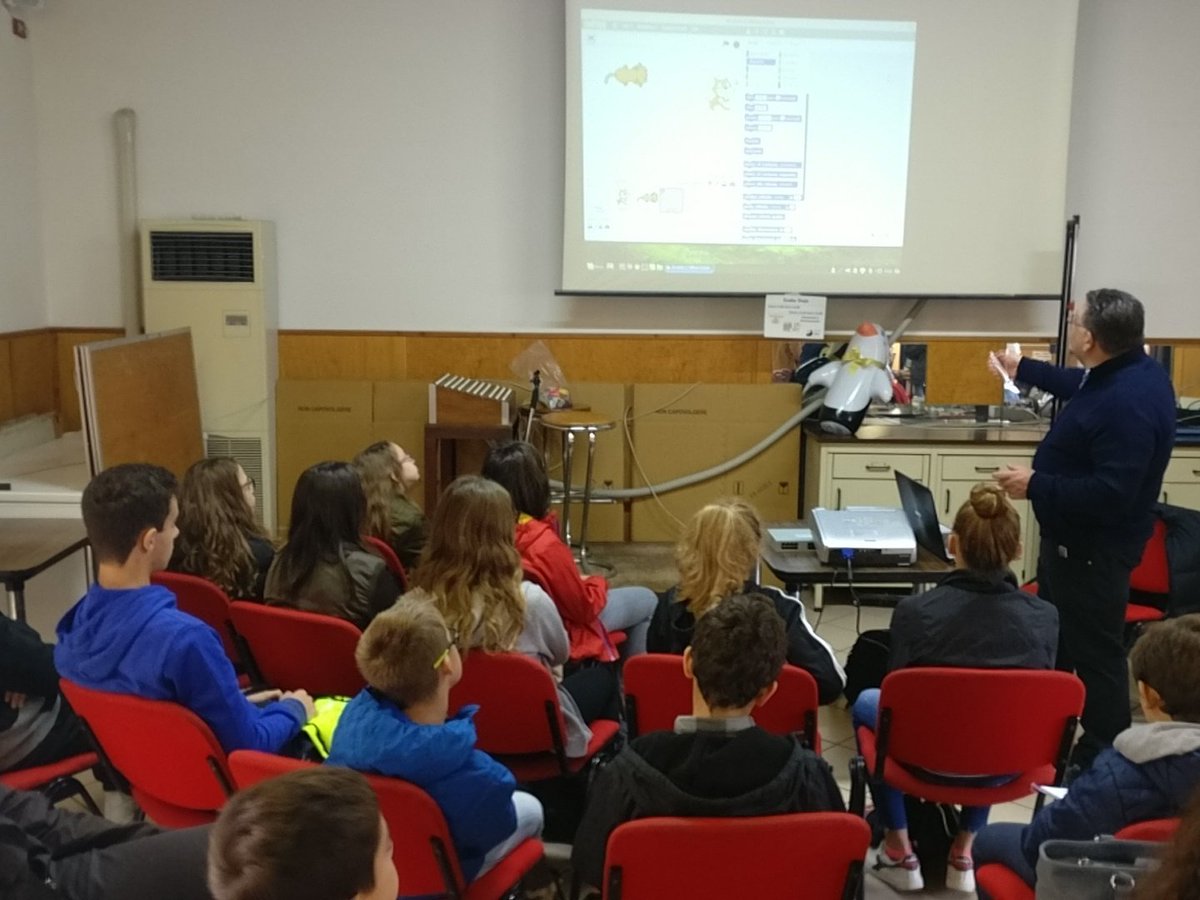 FaustoPicchi's tweet photo. Presentazione #coderdojo  al #linuxday di Mantova #lugman https://t.co/BlzycExE8b