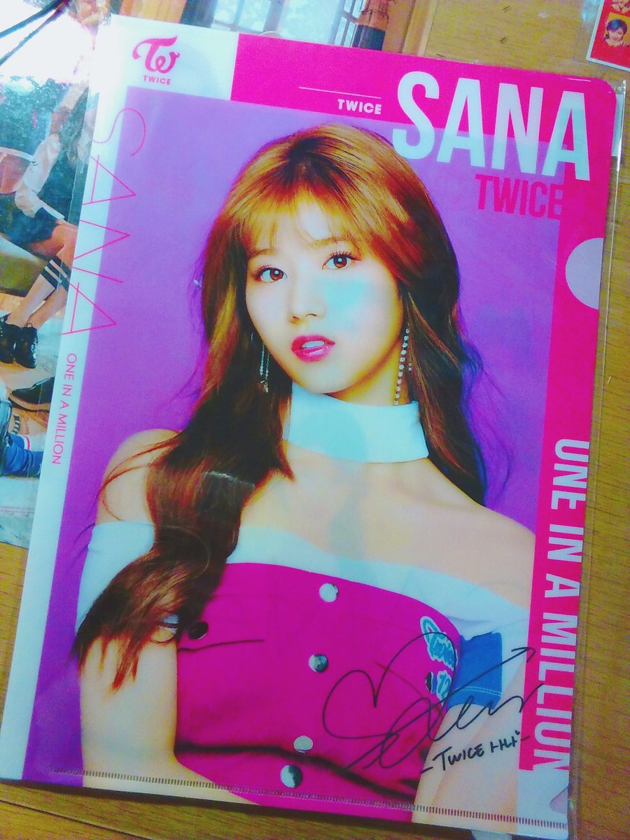 sa___once's tweet photo. サナのファイルゲットしてきました💨💨鶴橋で買ったら150円なのかな？でも心斎橋のお店で買っちゃったから300円だった…。まあいいけどてかチェヨンなかった😑😑 https://t.co/r8r2tIr2Mx