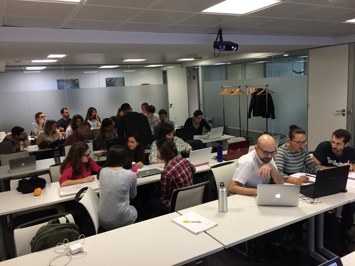 fernandomacia's tweet photo. Alumnos del #kstmon en pleno ejercicio de #IA orientada a #SEO @kschoolcom https://t.co/wdcKzWwx2e