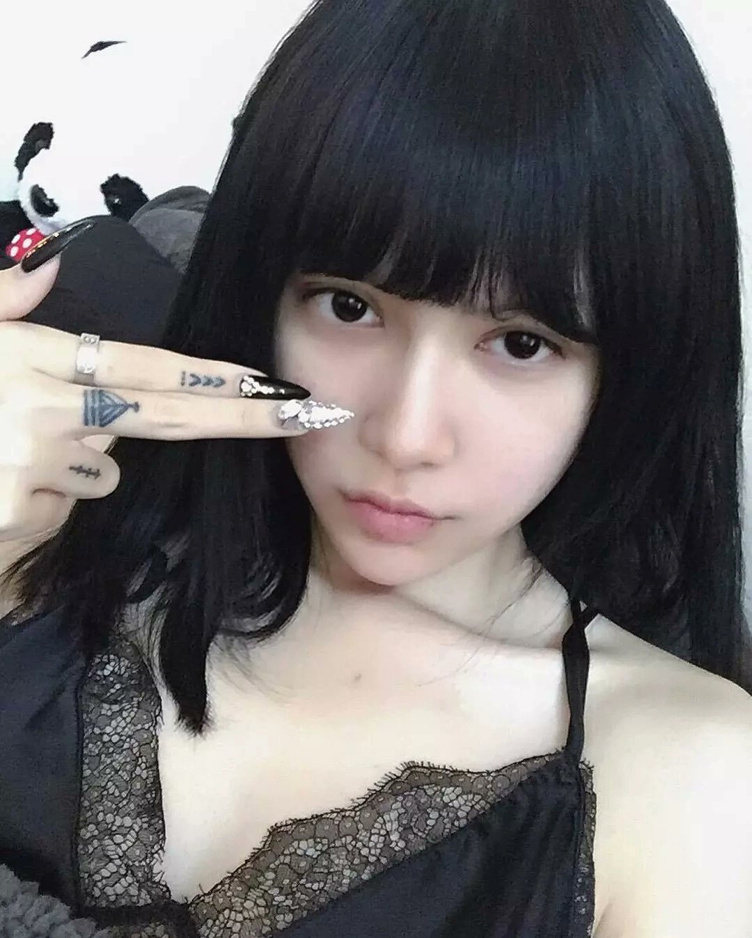 ジョーカー マルチャン Twitterissa Kina Shen キナ シェン 中国 カリフォルニアの大学に通う25歳 素っぴんはアジア系の顔だが これも良し そして薄メイクからゴシックメイクへ メイクで西洋系のルックスにも化けるんですね 参考