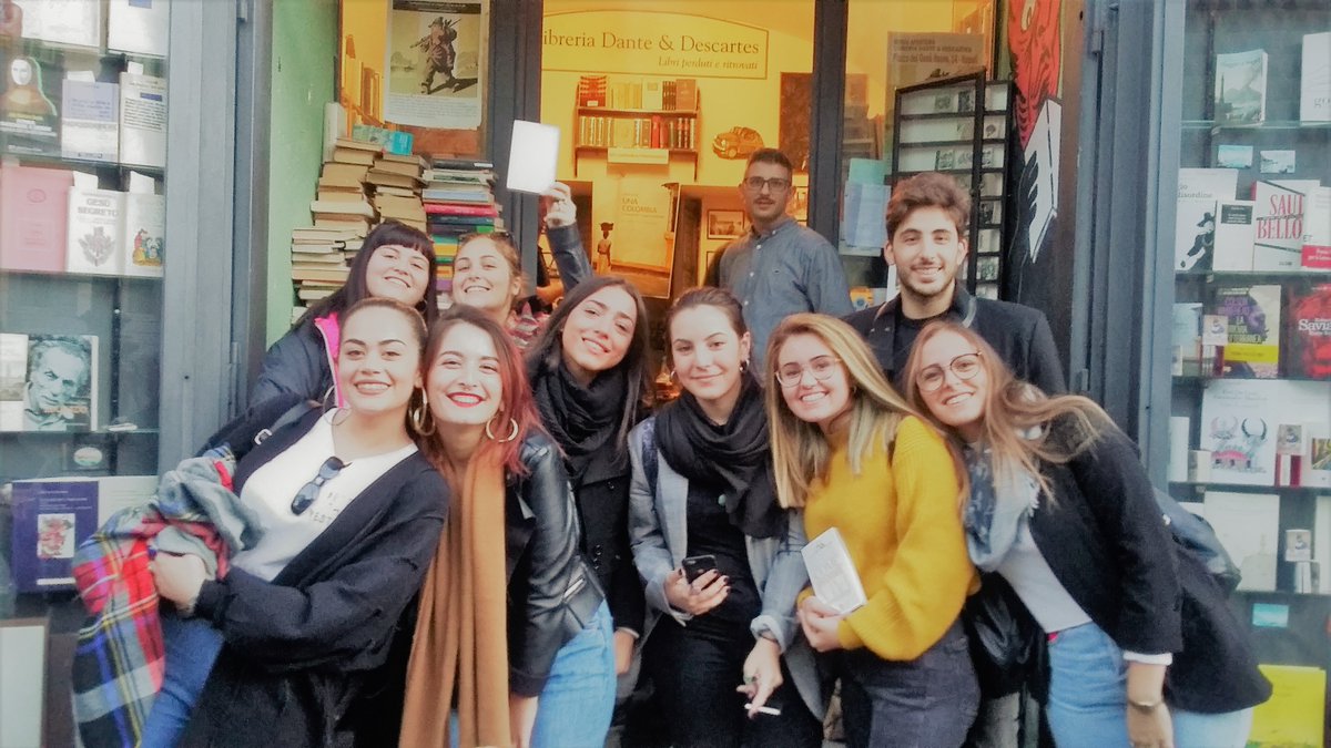 PieroSorr's tweet photo. La dedica del libro. E i suoi studenti che si sono fatti un'ora di viaggio coi mezzi pubblici per la prima presentazione. 

Che bella cosa. https://t.co/lHXuinGIbH