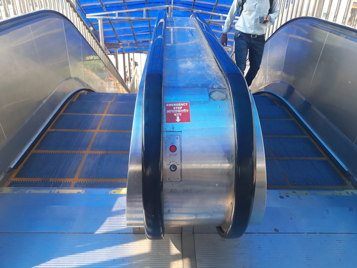 AbvpMj's tweet image. @RailMinIndia @RailwayNorthern #Accelator in Ghaziabad station is not working Please pay attention to this.