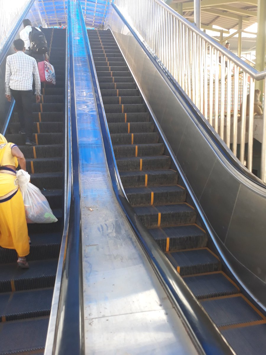 AbvpMj's tweet image. @RailMinIndia @RailwayNorthern #Accelator in Ghaziabad station is not working Please pay attention to this.