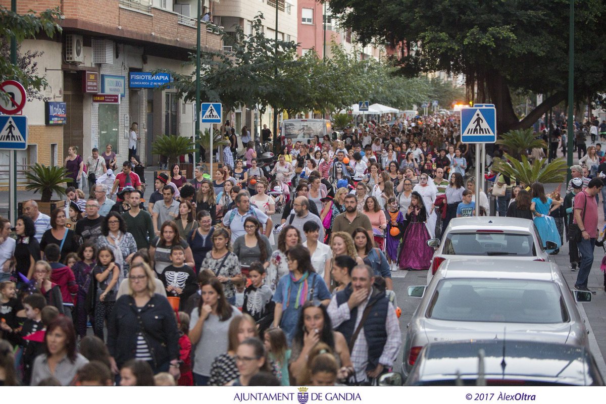 josemaprieto's tweet photo. 👻 Ho passàrem de por! Gent com mai, amb xiquets disfressats, ganes de comboi, de fer barri... Moltes gràcies a tots. 🎃👹 #HalloweenCorea https://t.co/F54s3KPNx9