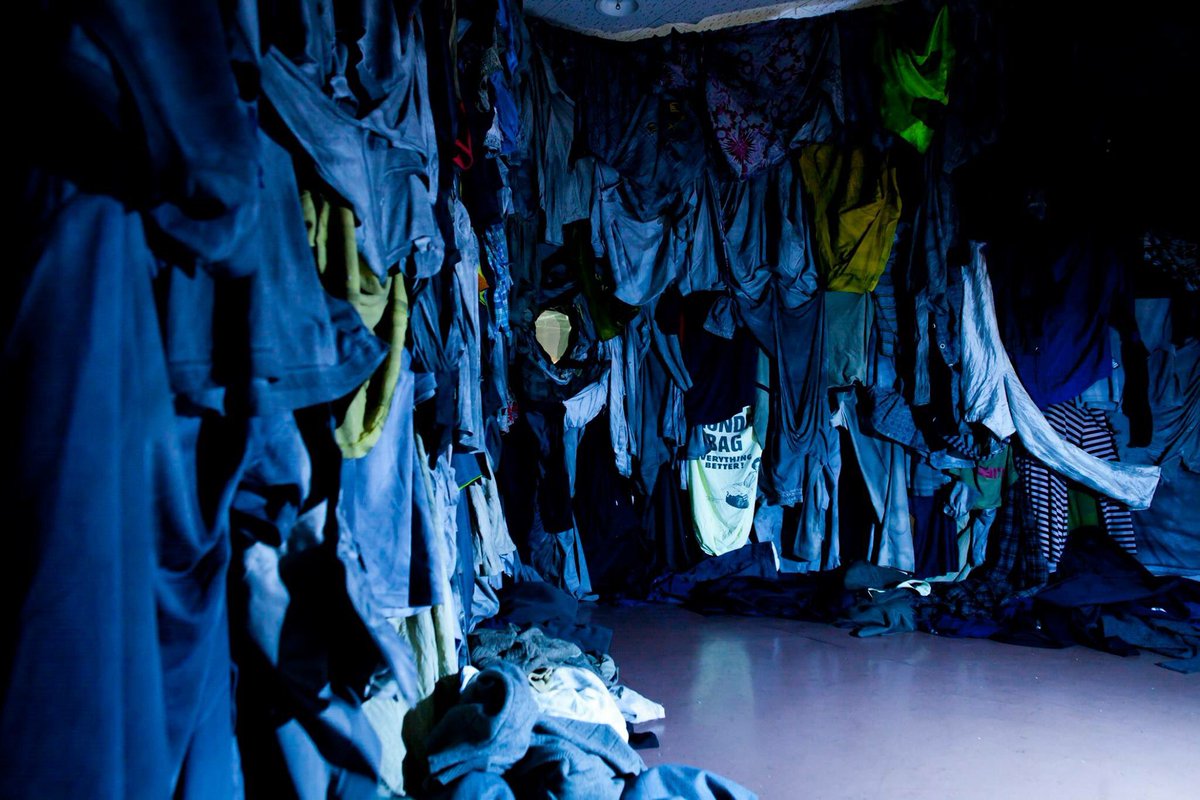 garig0ri's tweet image. 子ども達がこの中で遊ぶのを眺めていたらここが一瞬劇場に見えた。

#毒虫プロダクション
#ZAF2017 
#逗子アートフェスティバル2017